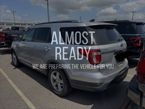 Used 2019 Ford Explorer XLT FWD image 3
