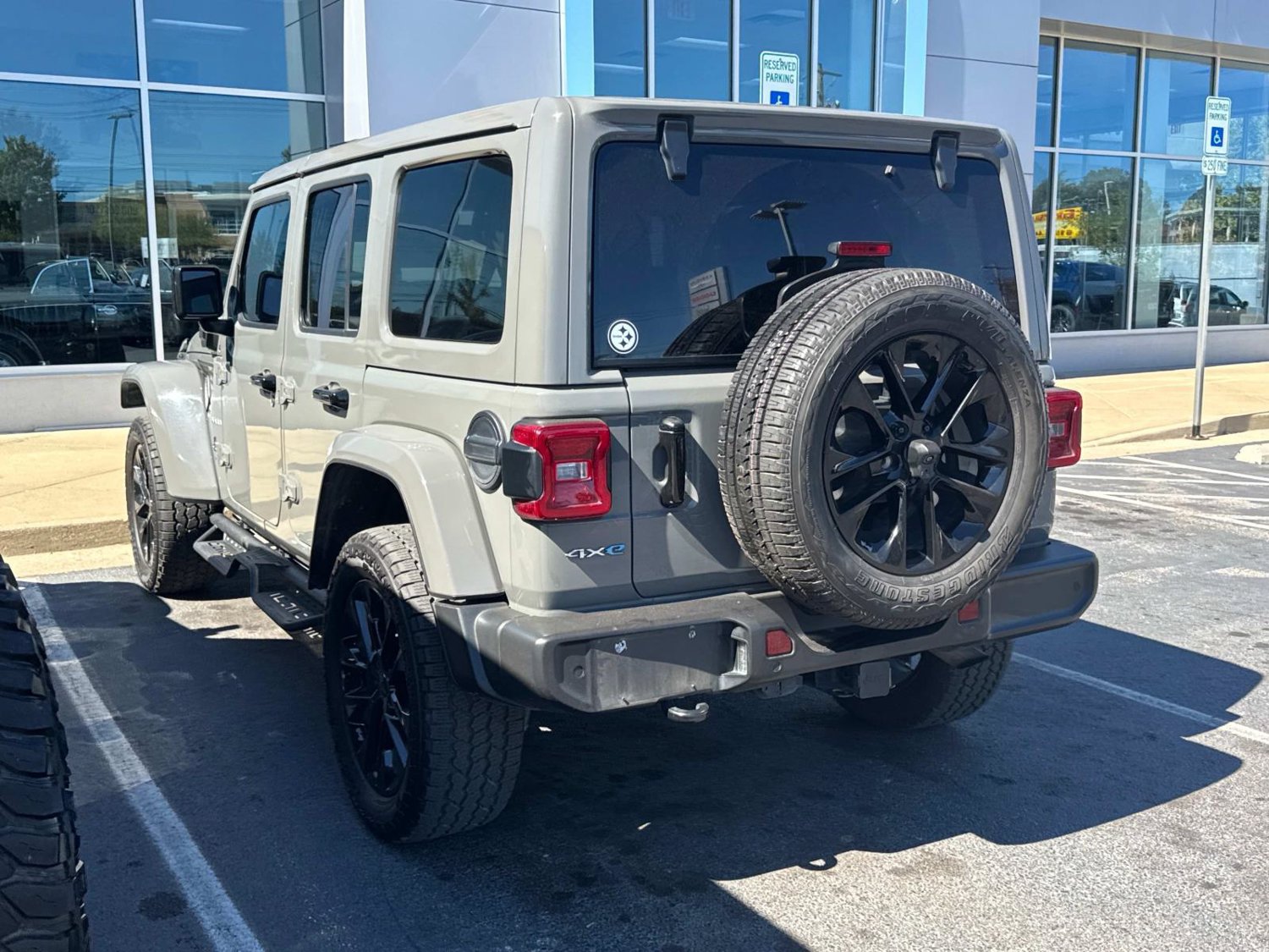Used 2021 Jeep Wrangler Unlimited Sahara w/ Cold Weather Group AWD/4WD image 10