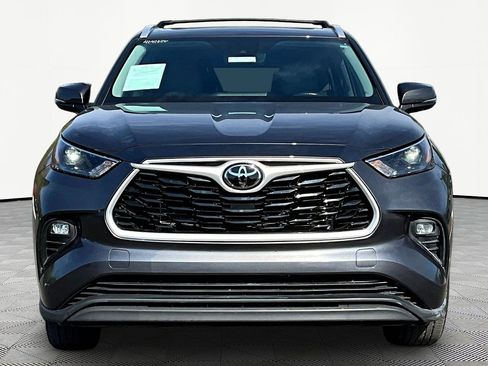 Used 2023 Toyota Highlander XLE image 2