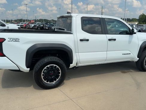 Used 2024 Toyota Tacoma TRD Off-Road image 9