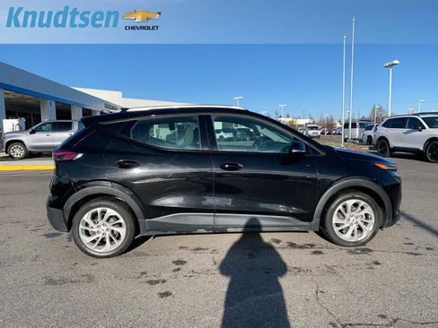 Used 2023 Chevrolet Bolt EUV LT w/ Comfort Package image 8