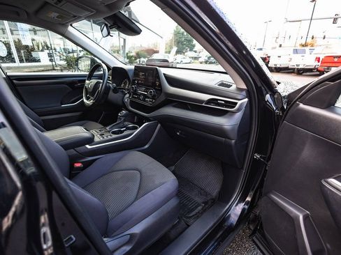 Used 2024 Toyota Highlander LE AWD/4WD image 29