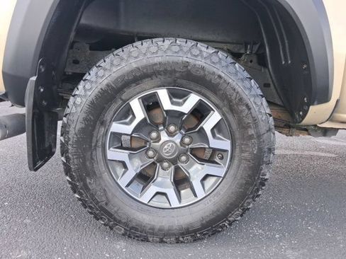 Used 2020 Toyota Tacoma TRD Off-Road AWD/4WD image 15