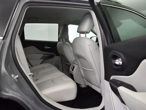 Used 2020 Jeep Cherokee Limited image 18