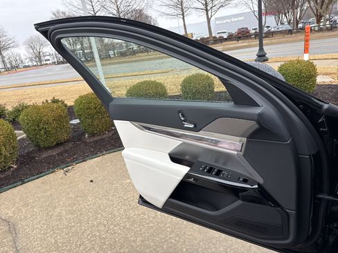 New 2026 BMW 750e xDrive image 20