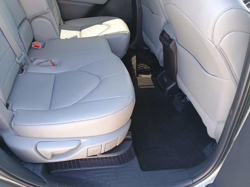 Used 2025 Toyota Highlander XLE AWD/4WD image 21