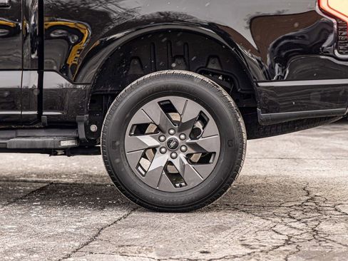 Used 2022 Ford F150 Lightning Lariat image 8