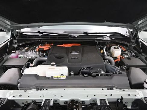 Used 2025 Toyota Sequoia Platinum AWD/4WD image 21