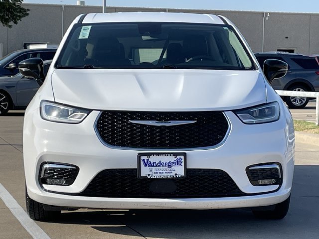 Used 2024 Chrysler Pacifica Touring-L FWD image 6