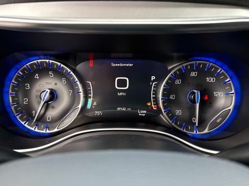 Used 2025 Chrysler Pacifica Limited FWD image 28