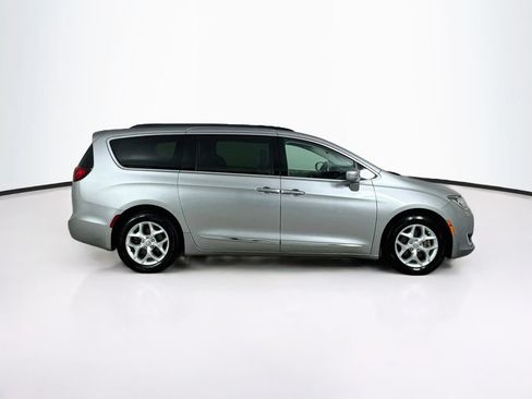 Used 2017 Chrysler Pacifica Touring-L w/ Tire & Wheel Group FWD image 9