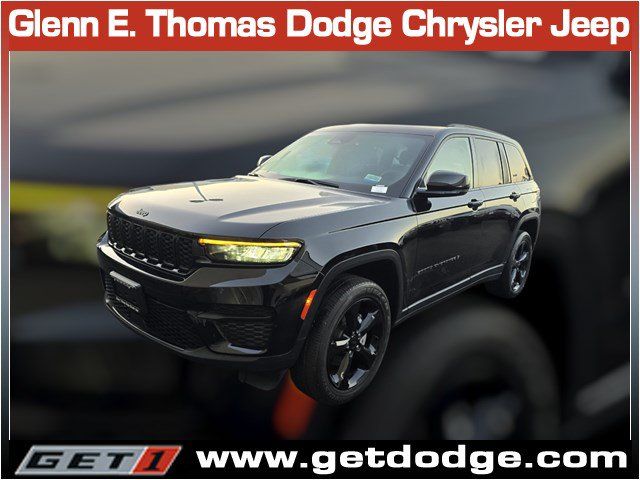 Used 2023 Jeep Grand Cherokee Altitude AWD/4WD image 3