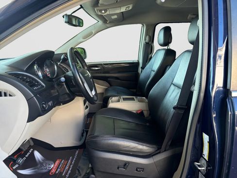 Used 2016 Chrysler Town & Country Touring w/ Driver Convenience Group FWD image 12