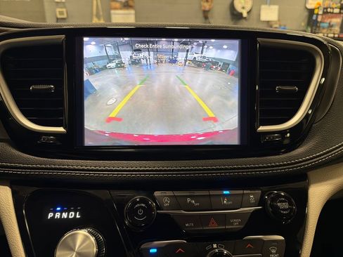 Used 2023 Chrysler Pacifica Touring-L w/ Uconnect Theater Family Group FWD image 8