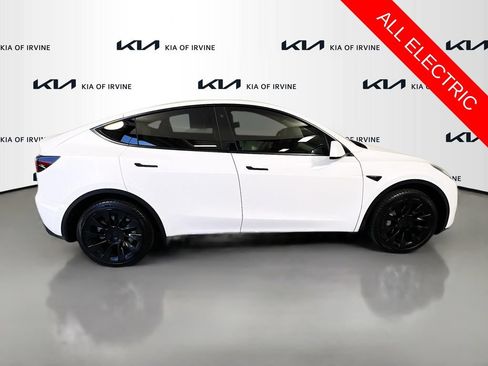 Used 2022 Tesla Model Y Long Range AWD/4WD image 8