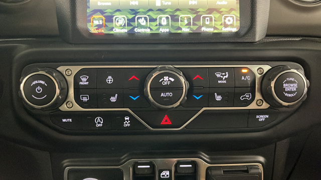 Used 2022 Jeep Gladiator Rubicon w/ LED Lighting Group AWD/4WD image 17