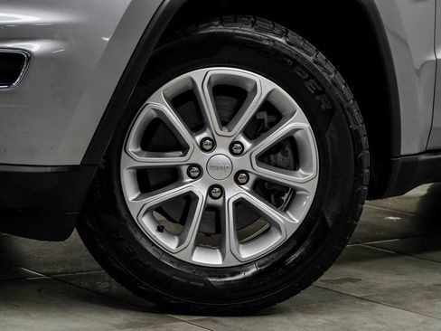 Used 2021 Jeep Grand Cherokee Laredo image 3