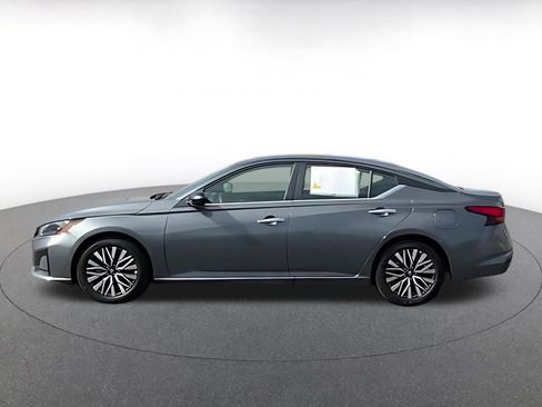 Used 2025 Nissan Altima 2.5 SV image 3