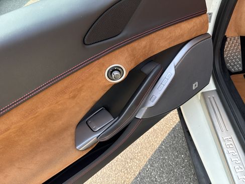 Used 2019 Ferrari Portofino RWD image 7