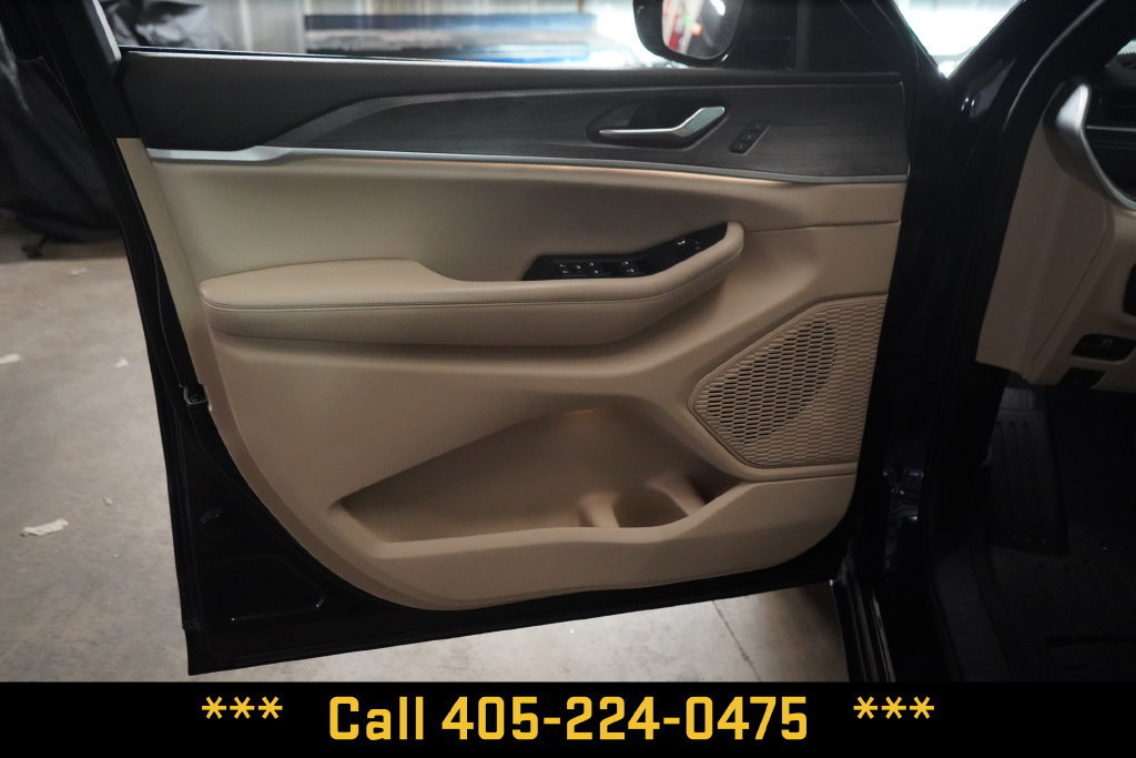 Used 2023 Jeep Grand Cherokee Limited RWD image 15