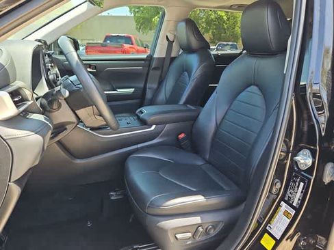 Used 2022 Toyota Highlander XLE FWD image 14