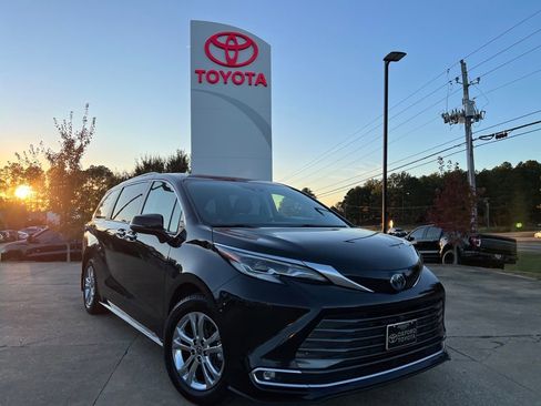 Used 2022 Toyota Sienna Platinum image 1