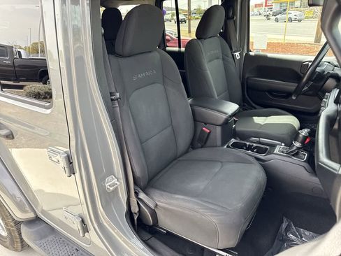 Used 2022 Jeep Wrangler Unlimited Sahara AWD/4WD image 14