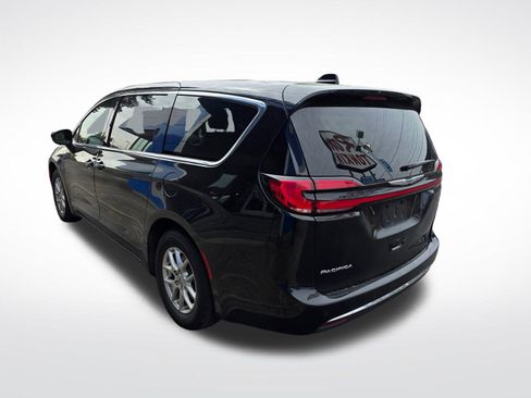 Used 2025 Chrysler Pacifica Select image 7