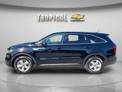 Used 2023 Kia Sorento LX image 2