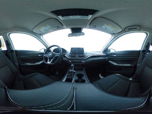 Used 2025 Nissan Altima 2.5 SV FWD image 42