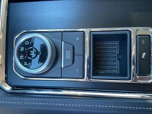 Used 2023 Ford Expedition XLT image 10