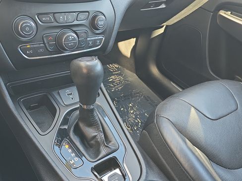 Used 2019 Jeep Cherokee Limited FWD image 21