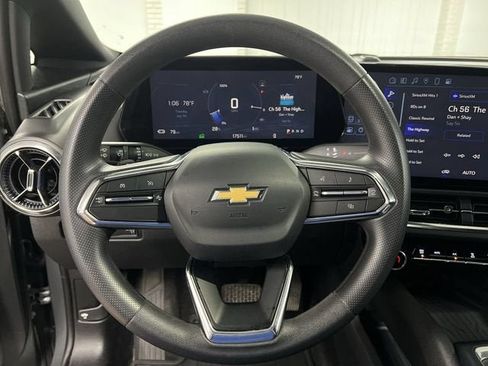 Certified 2025 Chevrolet Equinox EV LT FWD image 11