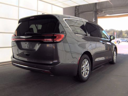 Used 2023 Chrysler Pacifica Touring-L FWD image 3