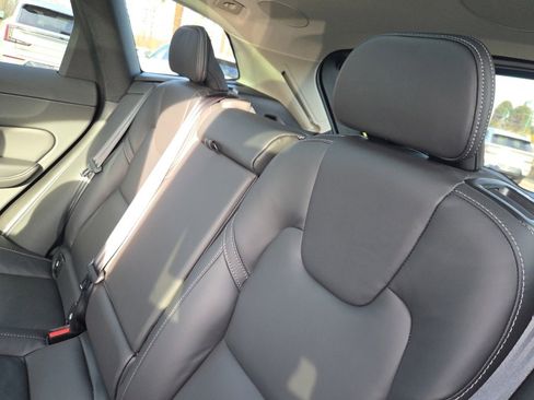 Certified 2023 Volvo XC60 B5 Ultimate w/ Climate Package image 6