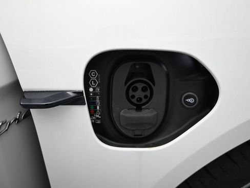 Certified 2025 Porsche Taycan 4S AWD/4WD image 19