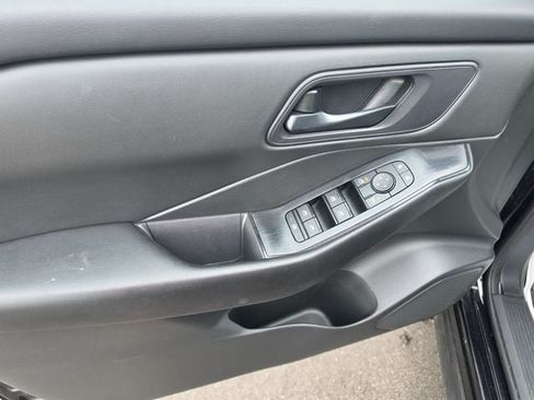 Used 2024 Nissan Rogue S AWD/4WD image 3