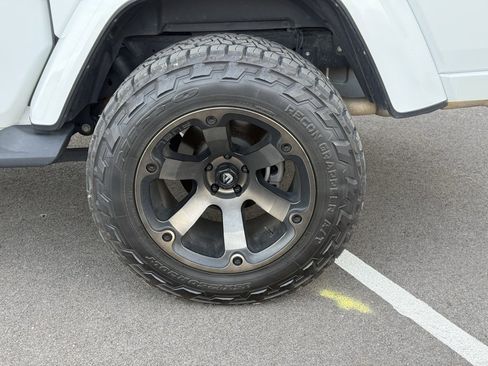 Used 2023 Jeep Gladiator Overland image 9