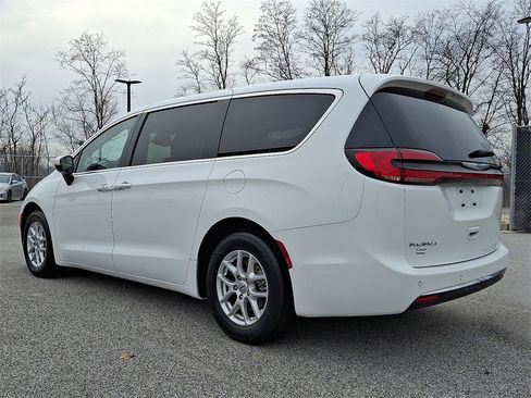 Used 2023 Chrysler Pacifica Touring-L image 7