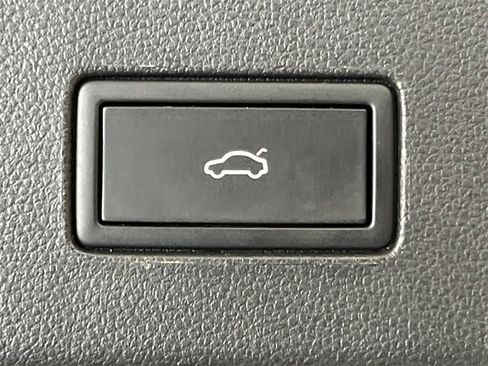 Certified 2023 Volkswagen Atlas Cross Sport SE image 6