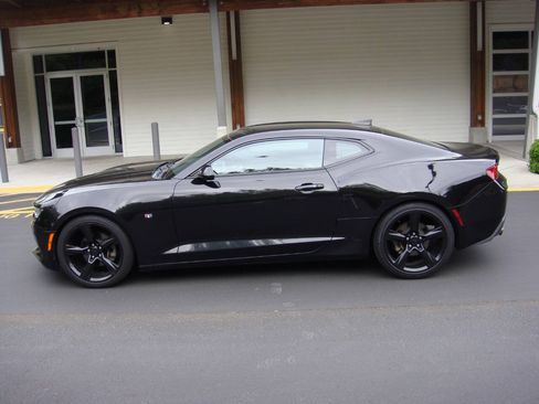 Used 2017 Chevrolet Camaro LT RWD image 9