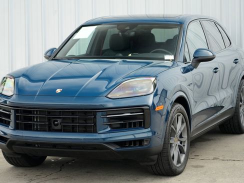 Used 2024 Porsche Cayenne w/ Premium Package image 54