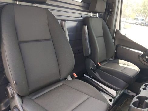 Used 2022 Mercedes-Benz Sprinter 2500 image 12
