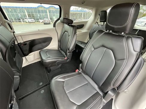 Used 2023 Chrysler Pacifica Touring-L image 17