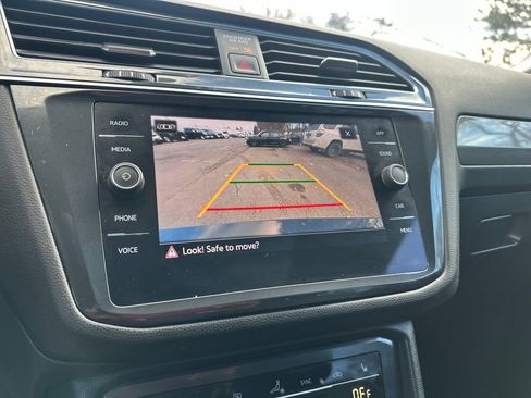 Used 2022 Volkswagen Tiguan SE w/ Panoramic Sunroof Package image 10