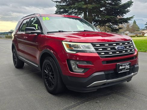 Used 2016 Ford Explorer XLT w/ Equipment Group 202A image 8