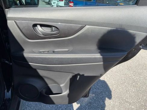 Used 2020 Nissan Rogue S FWD image 18