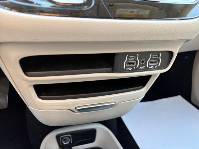 Used 2023 Chrysler Pacifica Touring-L FWD image 31