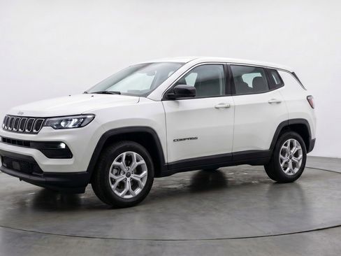 Used 2025 Jeep Compass Latitude AWD/4WD image 3