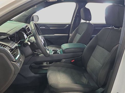 Used 2025 GMC Acadia Elevation image 11